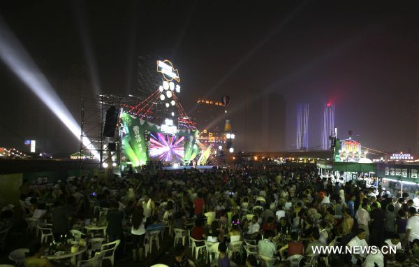 Revellers enjoy the feast at the 12th China International Beer Festival in Dalian, northeast China's Liaoning Province, July 29, 2010. The 12th China International Beer Festival kicked off in Dalian Thursday evening. Some 2 million tourists are expect to come to the 12-day festival to enjoy beer and more than 300 performances and activities. [Chen Hao/Xinhua]