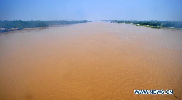 Hanjiang River is seen outside Hanchuan City, near Wuhan, central China&apos;s Hubei Province, July 29, 2010. The water level of Hanjiang River near Hanchuan city fell gradually Thursday as the flood peak passed on July 28, 2010. [Xinhua]