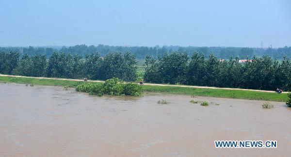 Hanjiang River is seen outside Hanchuan City, near Wuhan, central China&apos;s Hubei Province, July 29, 2010. The water level of Hanjiang River near Hanchuan city fell gradually Thursday as the flood peak passed on July 28, 2010. [Xinhua]