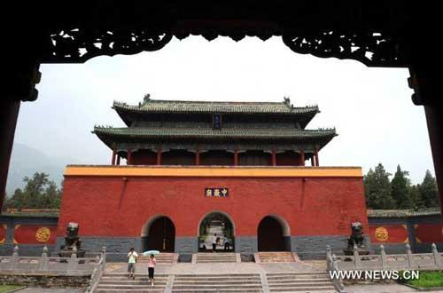 Photo taken on July 30, 2010 shows the Zhongyue Temple, originally built in the Qin Dynasty and expanded by order of Emperor Wudi (156-87 BC) in the Western Han Dynasty, in central China's Henan Province. [Zhu Xiang/Xinhua]