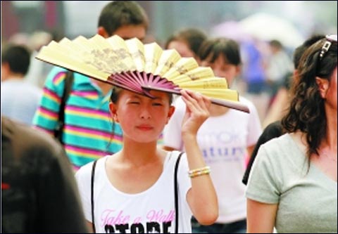 North China including Beijing and Tianjin has seen muggy weather for the past week with the minimum temperature a notch above average at 35 degrees Celsius. The meteorological observatory said rains were expected later this week. [Photo from Qianlong.com]