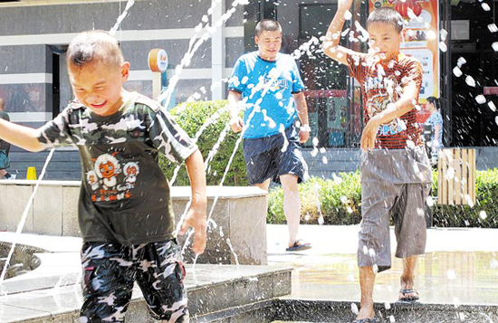 North China including Beijing and Tianjin has seen muggy weather for the past week with the minimum temperature a notch above average at 35 degrees Celsius. The meteorological observatory said rains were expected later this week.