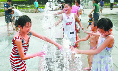 Children play in a fountain in downtown Beijing. North China including Beijing and Tianjin has seen muggy weather for the past week with the minimum temperature a notch above average at 35 degrees Celsius. The meteorological observatory said rains were expected later this week. [Photo from Qianlong.com]