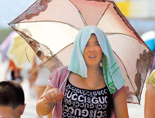 High temperatures in north China recent days has led many residents to look for ways to cool down. [China Daily]