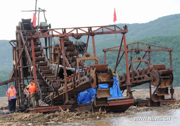 Twelve heavy vessels used for river gold mining, which broke their moorings and were swept into the Songhua River by floods on Saturday morning, have all been halted as of 5:40 p.m.