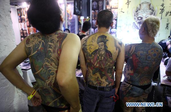 Participants show their tattoos during the 2010 Tattoo Exposition held in Taipei, southeast China&apos;s Taiwan, Aug. 1, 2010. The 2010 Tattoo Exposition, one of the biggest tattoo event in Asia, closed in Taipei on Sunday. [Xinhua] 