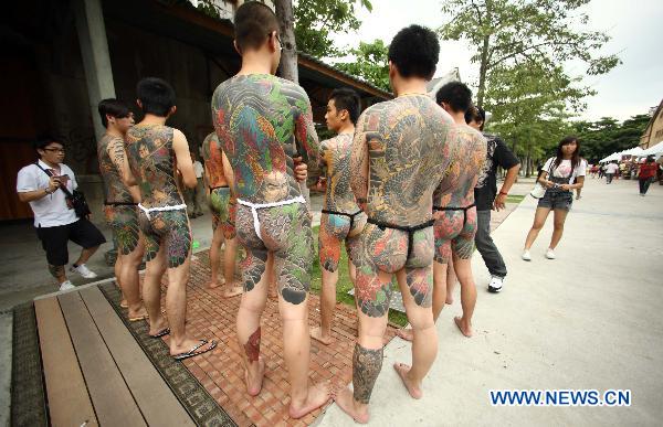 Participants show their tattoos during the 2010 Tattoo Exposition held in Taipei, southeast China&apos;s Taiwan, Aug. 1, 2010. The 2010 Tattoo Exposition, one of the biggest tattoo event in Asia, closed in Taipei on Sunday. [Xinhua] 