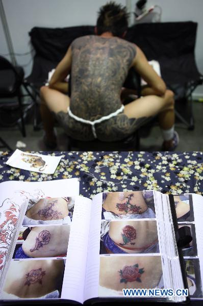 A man shows his tattoos during the 2010 Tattoo Exposition held in Taipei, southeast China&apos;s Taiwan, Aug. 1, 2010. The 2010 Tattoo Exposition, one of the biggest tattoo event in Asia, closed in Taipei on Sunday. [Xinhua] 