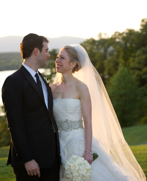 Chelsea Clinton looks at Marc Mezvinsky after their wedding ceremony at Astor Court in Rhinebeck, New York July 31, 2010. Bill and Hillary Clinton&apos;s daughter married her long-time boyfriend in the picturesque New York village of Rhinebeck on Saturday in what has been dubbed America&apos;s royal wedding. [Xinhua] 