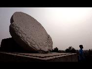 An ancient astronomical instrument is seen in Dengfeng, central China's Henan province, on July 30, 2010. [Photo/Xinhua] 