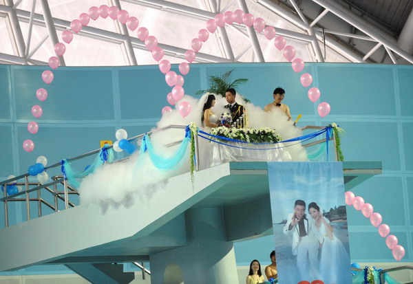 A wedding ceremony is held on the 10-meter platform at the Natatorium of Nanjing Olympic Sports Center, August 1, 2010. [Xinhua]