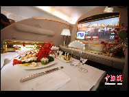 The photo shows the food of first class of Emirates' Airbus A380 which arrives at the Capital International Airport in Beijing August 1, 2010. [Chinanews.com]