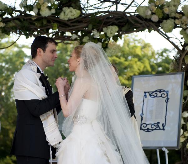Chelsea Clinton holds hands with Marc Mezvinsky during their wedding ceremony at Astor Court in Rhinebeck, New York July 31, 2010. Bill and Hillary Clinton&apos;s daughter married her long-time boyfriend in the picturesque New York village of Rhinebeck on Saturday in what has been dubbed America&apos;s royal wedding. [Xinhua]