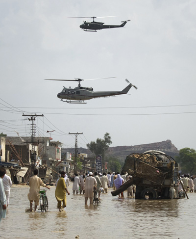 Army helicopters look to distribute relief supplies from the air to the residents of Nowshera, located in Pakistan&apos;s northwest Khyber-Pakhtunkhwa Province August 1, 2010. [Xinhua]