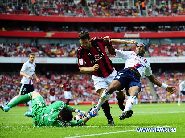 AC Milan's goalkeeper Marco Amelia (L) grabs the shot by Jimmy Briand (R) of Lyon during the second day match between AC Milan and Lyon at the Emirates Cup soccer tournament at the Emirates Stadium, London, Britain, August 1, 2010. The match ended in 1-1 draw. (Xinhua/Zeng Yi) 