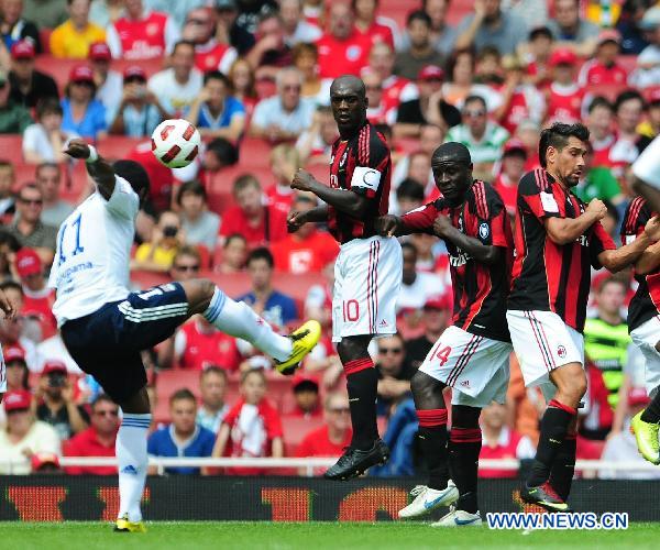 Michel Bastos (L) of Lyon takes a freekick during the second day match between AC Milan and Lyon at the Emirates Cup soccer tournament at the Emirates Stadium, London, Britain, Aug 1, 2010. (Xinhua/Zeng Yi) 