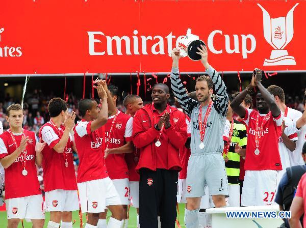 Arsenal players celebrate with the trophy after winning the Emirates Cup soccer tournament at the Emirates Stadium, London, Britain, August 1, 2010. Arsenal defeated Celtics 3-2. (Xinhua/Zeng Yi) 