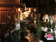 Lijiang is the only fairyland on earth which has a history of 800 years. It's one of the world's culture heritages. Tourists from all over the world walk on the streets everyday. All kinds of commodities that full of ethnic customs can be found on the street. You will never be tired of this living tempo. [Photo by Guo Rui]