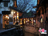 Lijiang is the only fairyland on earth which has a history of 800 years. It's one of the world's culture heritages. Tourists from all over the world walk on the streets everyday. All kinds of commodities that full of ethnic customs can be found on the street. You will never be tired of this living tempo. [Photo by Guo Rui]
