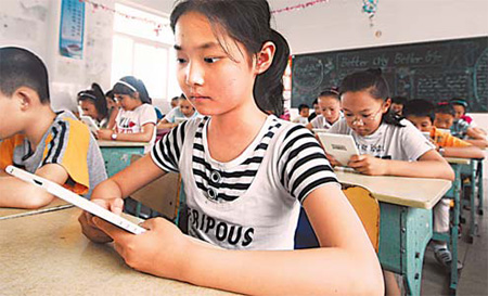 Students at one class in Yangzhou Sanyuanqiao Elementary School are the first to use eBooks in the Chinese mainland.