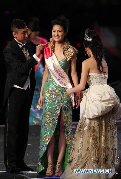 Miss Hong Kong 2010 Toby Chan (C) poses after winning the annual beauty contest in Hong Kong, south China, Aug. 2, 2010.