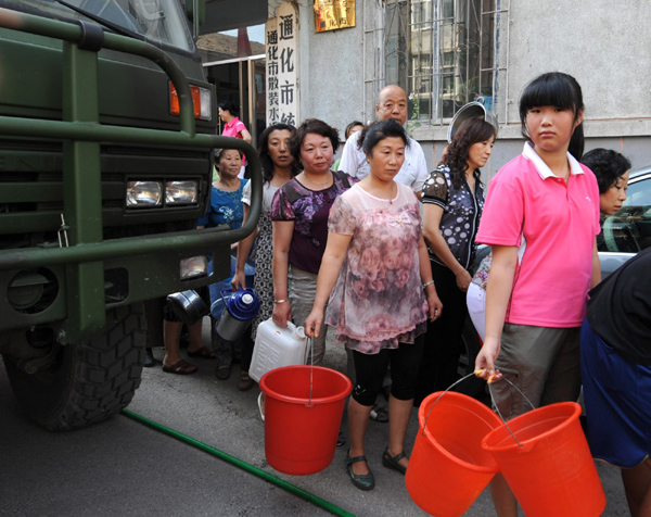 Residents line up for drinking water in Tonghua, Jilin province August 2. [Xinhua]