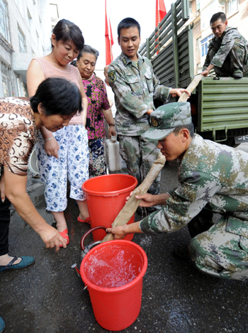 Residents wait for drinking water in Tonghua, Jilin province August 2. [Xinhua] 
