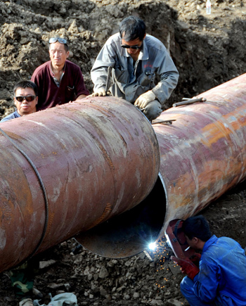 Workers race against time to repair a water pipeline which was damaged by torrential rain in Tonghua, an industrial city in Northeast China&apos;s Jilin province August 2. [Xinhua] 