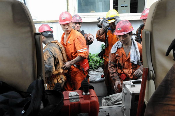 Firefighters carry out rescue efforts after a gas outburst at the Sanyuandong Coal Mine in Baiping Township, Dengfeng City, Henan province. A total of 127 miners were underground and 111 were lifted to the ground safely after a gas outburst occurred at the Sanyuandong Coal Mine in Baiping Township, Dengfeng City, at 11:19 p.m. August 3, 2010. [Xinhua] 
