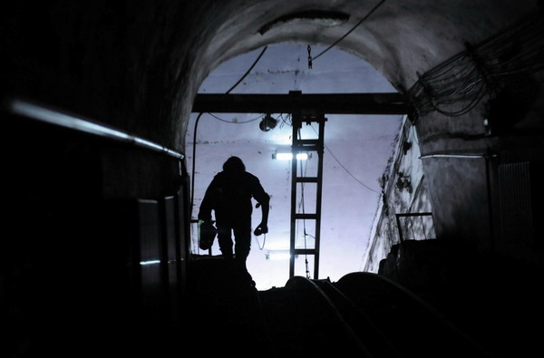 A rescuer walks out of the mine during an emergency relief operation at the Sanyuandong Coal Mine in Baiping Township, Dengfeng City, Henan province at 11:19 pm August 2. [Xinhua]