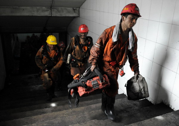  Firefighters walk out of the mine during an emergency relief operation at the Sanyuandong Coal Mine in Baiping Township, Dengfeng City, Henan province at 11:19 pm August 2. [Xinhua]