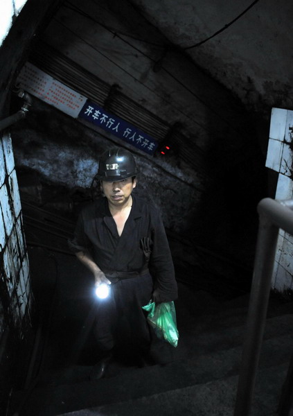  A rescuer walks out of the mine during an emergency relief operation at the Sanyuandong Coal Mine in Baiping Township, Dengfeng City, Henan province August 2. [Xinhua]