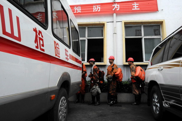 Firefighters carry out rescue efforts after a gas outburst occurred at the Sanyuandong Coal Mine in Baiping Township, Dengfeng City, Henan province August 2. [Xinhua]