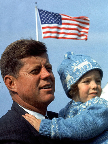 Former U.S. President John F. Kennedy holds his daughter caroline Kennedy in arms in 1960. [gb.cri.cn]