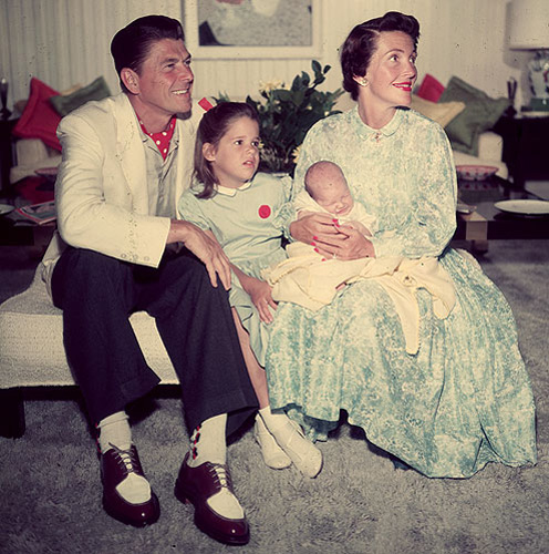 Former U.S. President Ronald Reagan poses with his daughter Patti Davis and wife Nancy. [gb.cri.cn]