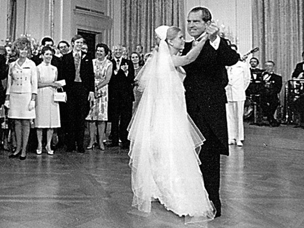 Former U.S. President Richard Nixon dances with his daughter Tricia at her wedding ceremony on June 12, 1971. [gb.cri.cn]
