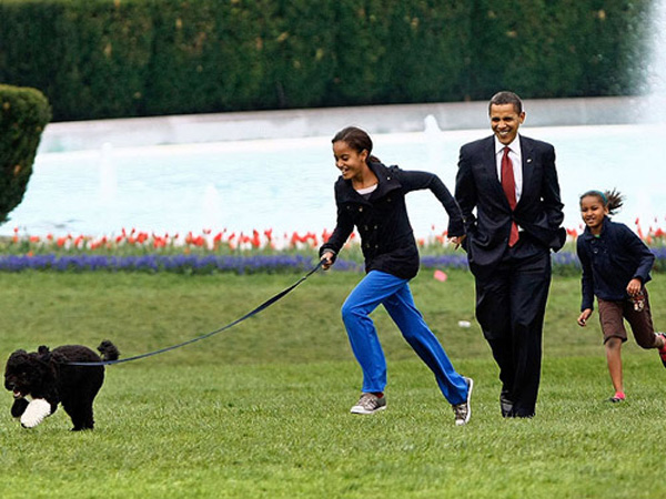 U.S. President Barack Obama plays with his daughters Malia and Sasha(R) [gb.cri.cn] 