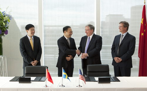 Geely Chairman Li Shufu (2nd L) and Lewis Booth (2nd L), chief finance officer of Ford, at the signing ceremony held on Aug 2, 2010 in London. [China Daily]