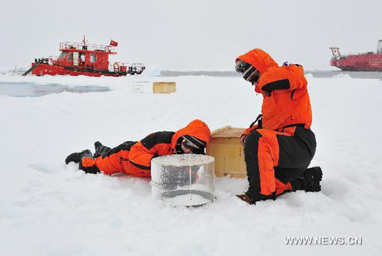 Chinese expedition team members test the air flux on the ice in the Arctic Ocean, Aug. 2, 2010. [Photo: Xinhua]