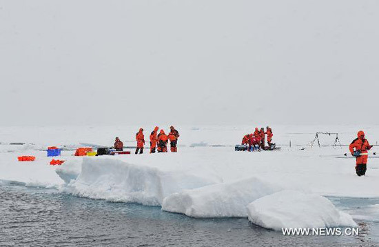 Chinese expedition team members prepare for further missions on the ice in the Arctic Ocean, Aug. 2, 2010. [Photo: Xinhua]