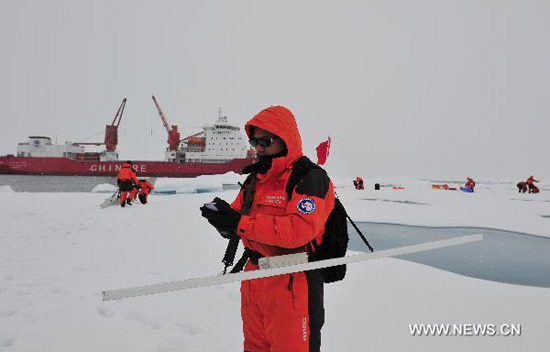 A Chinese expedition team member measures the thickness of a floating ice in the Arctic Ocean, Aug. 2, 2010. [Photo: Xinhua]