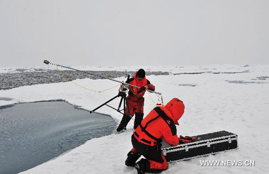 Chinese expedition team members test the sun reflection on the ice in the Arctic Ocean, Aug. 2, 2010. [Photo: Xinhua]