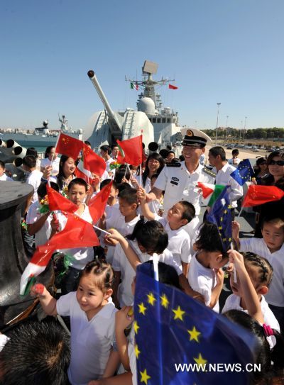  Overseas Chinese visit destroyer Guangzhou at the port of Taranto, Italy, August 2, 2010. Two Chinese naval warships destroyer Guangzhou and frigate Chaohu, which are part of the fifth Chinese naval escort flotilla, arrived at Taranto for a visit to Italy on Monday. (Xinhua/Jiang Shan) (yc) 