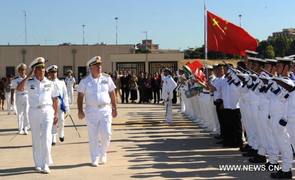 The commander of the visiting squad, Zhang Wendan (L, front) , inspects the guard of honor at the port of Taranto, Italy, August 2, 2010. Two Chinese naval warships destroyer Guangzhou and frigate Chaohu, which are part of the fifth Chinese naval escort flotilla, arrived at Taranto for a visit to Italy on Monday. (Xinhua/Jiang Shan) (yc) 