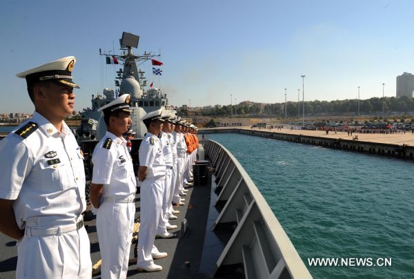 Two Chinese naval warships destroyer Guangzhou and frigate Chaohu, which are part of the fifth Chinese naval escort flotilla, arrive at Taranto for a visit to Italy, Aug. 2, 2010. (Xinhua/Liu Chunhui) (yc) 