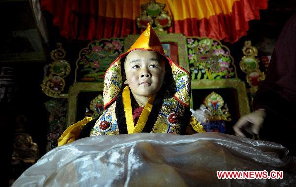 The sixth Living Buddha Dezhub enthrones at Zagor Monastery in Shannan Prefecture of southwest China's Tibet Autonomous Region, Aug. 2, 2010. [Xinhua] 