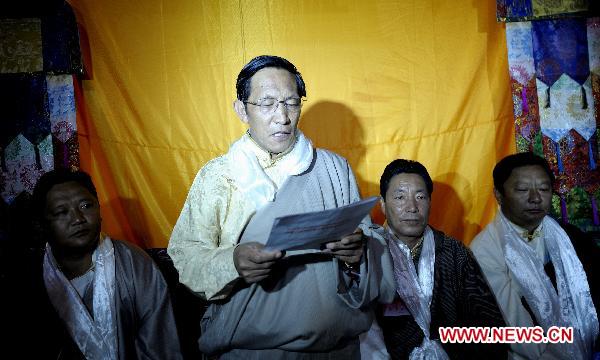 Losang Jigme, Tibet's top official in charge of religious affairs, reads out the regional government's approval of the enthronement of the sixth Living Buddha Dezhub at Zagor Monastery in Shannan Prefecture of southwest China's Tibet Autonomous Region, Aug. 2, 2010.[Xinhua]