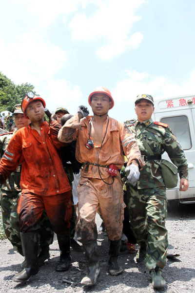 Rescuers carry the body of a miner who died in a gas outburst at the Mingyang Coal Mine in Changgang township, Renhuai city, Southwest China&apos;s Guizhou province, August 3, 2010.[Xinhua]