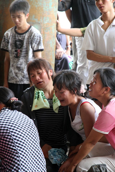 The families of victims cry at the scene after a gas outburst at the Mingyang Coal Mine in Changgang township, Renhuai city, Southwest China&apos;s Guizhou province, August 3, 2010. [Xinhua]