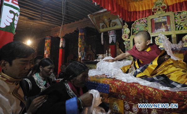 The sixth Living Buddha Dezhub Jamyang Sherab Palden (R) is worshiped by monks and believers at Zagor Monastery in Shannan Prefecture of southwest China&apos;s Tibet Autonomous Region, Aug. 2, 2010.[Xinhua] 